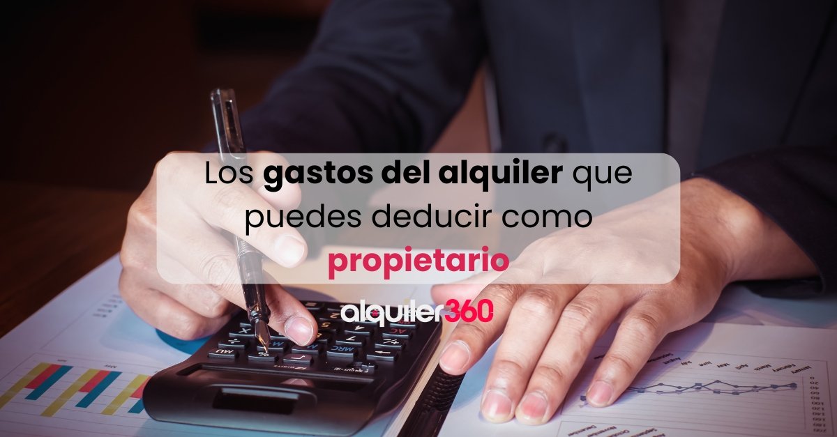 Un propietario revisando documentos de gastos de alquiler en una oficina, representando la gestión fiscal eficiente